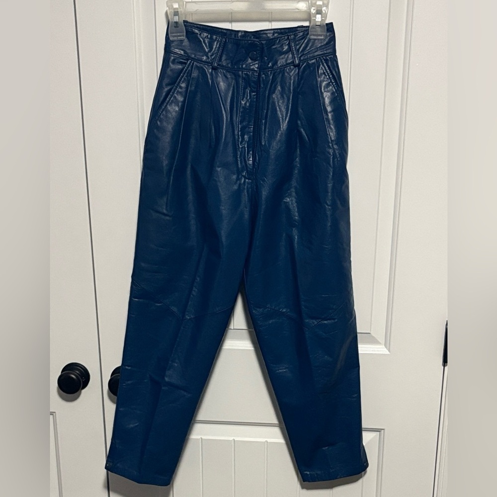 Wilsons Leather Navy Cropped Pants.  Vintage size 8